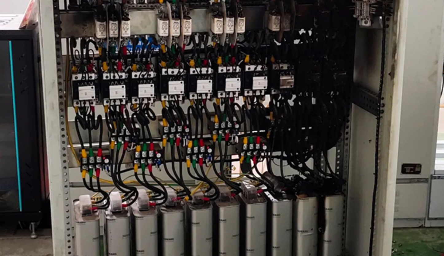 是否可以通过装设熔断器或开关来解决电容器的放电负载问题？