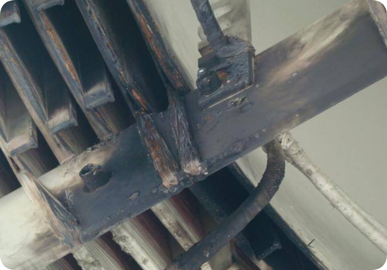 电力电容器串联7%电抗器引起的导线绝缘烧蚀故障是什么引起的？